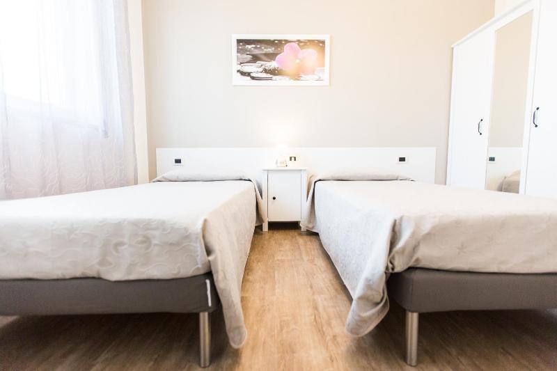 Twin Room with Private Bathroom image 4