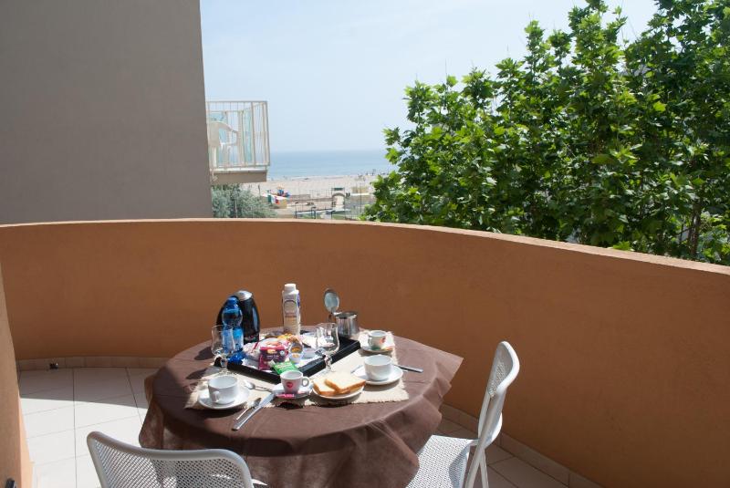 One-Bedroom Apartment with Terrace and Sea View image 4