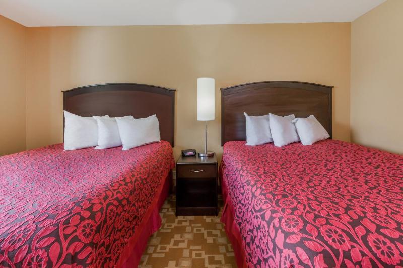 Queen Room with Two Queen Beds - Non-Smoking image 3