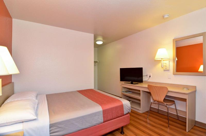 Motel 6-Palm Springs CA - East - Palm Canyon - image 36