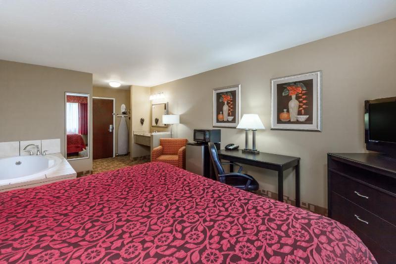 Deluxe King Suite image 3