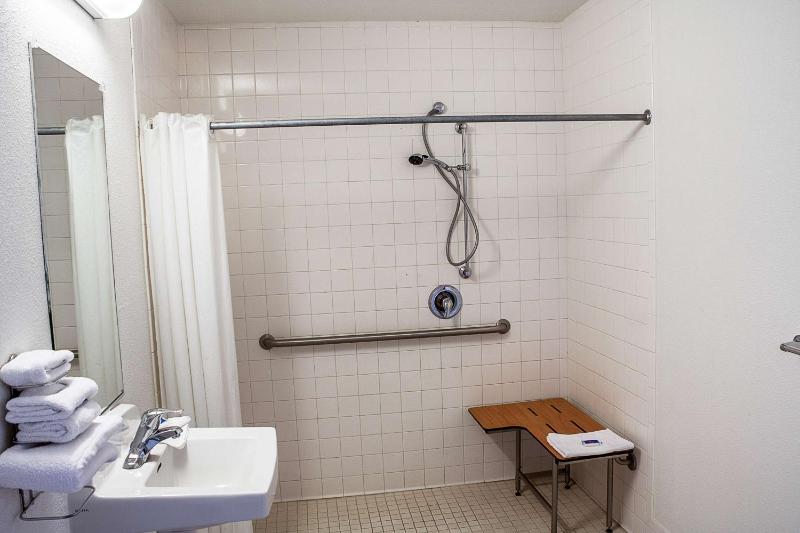Queen Room - Disability Access image 4