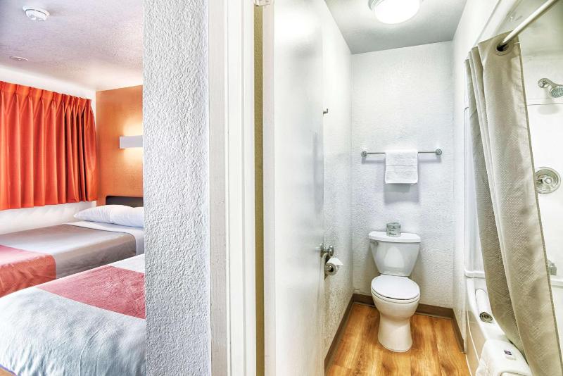 Double Room - Disability Access - Non-Smoking image 4