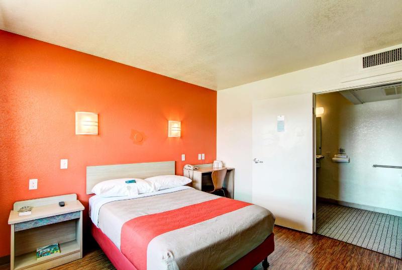Queen Room - Disability Access image 1