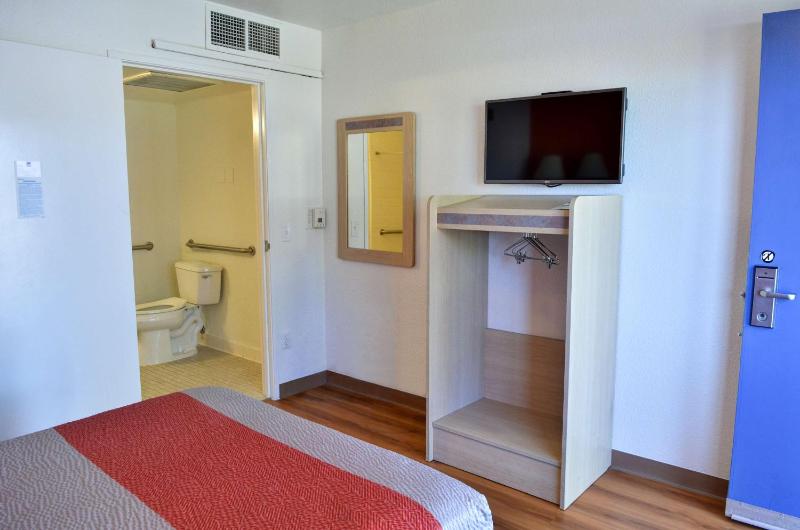 Deluxe Queen Room image 2