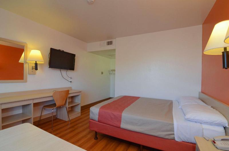 Standard Double Room image 3