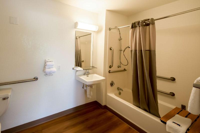 Queen Room - Disability Access image 1
