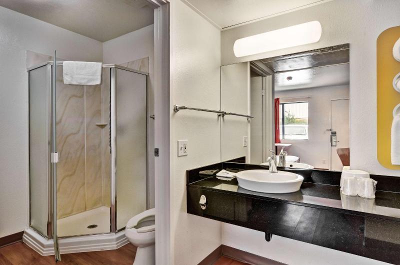 Queen Suite - Non-Smoking image 4