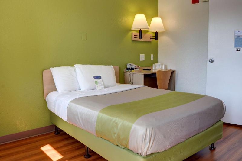 Deluxe Queen Room image 1