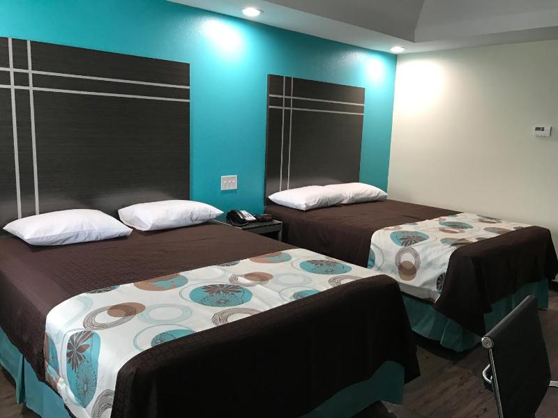 Double Room with Two Double Beds and Kitchen - Smoking image 3