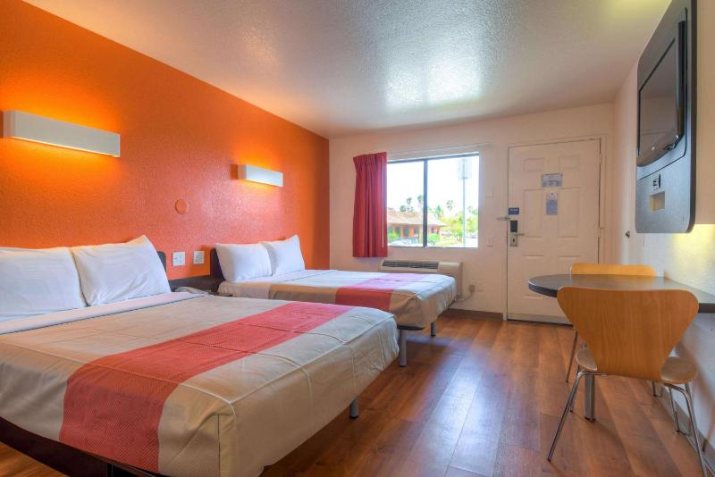 Classic Quadruple Room image 3