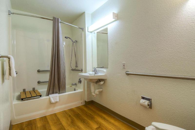 Quadruple Room - Disability Access - Non-Smoking image 2