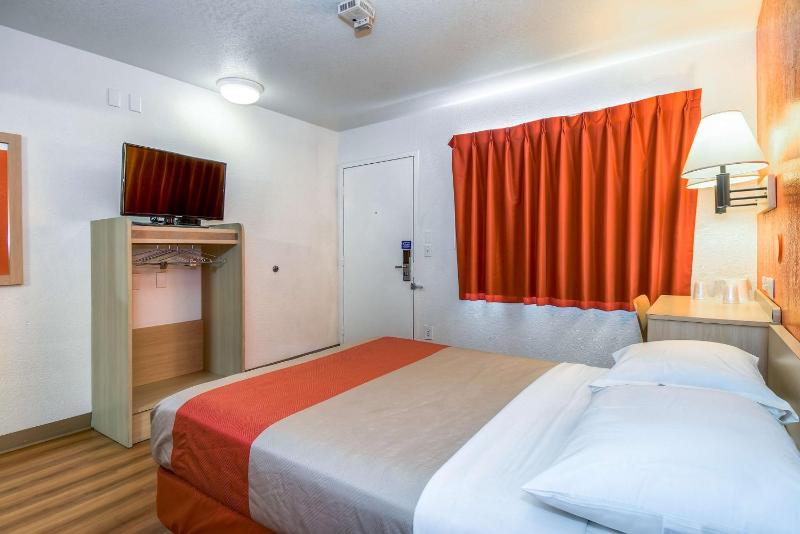 Standard Queen Room image 4