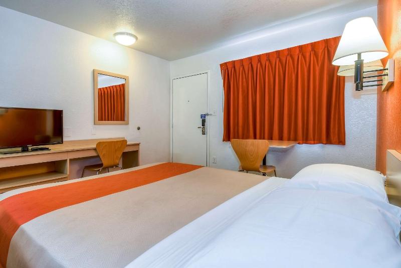 Deluxe Queen Room image 4