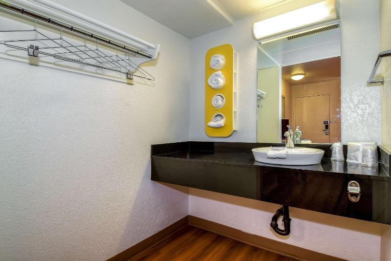 Deluxe Queen Room image 2