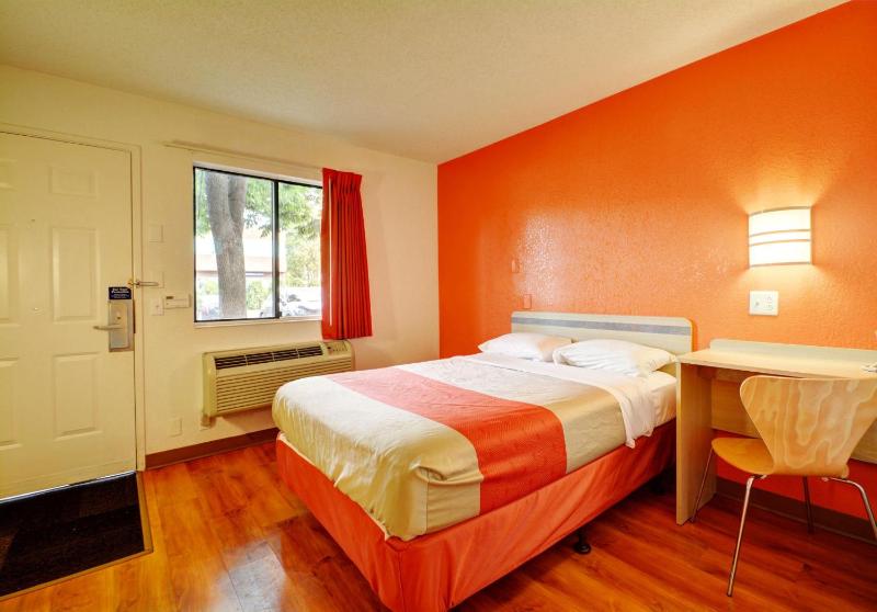 Queen Room - Disability Access