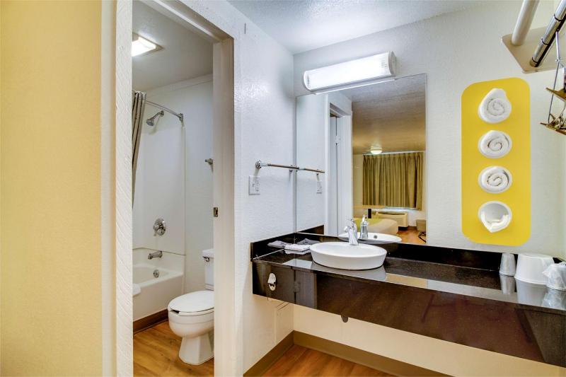 Queen Room - Non-Smoking image 3