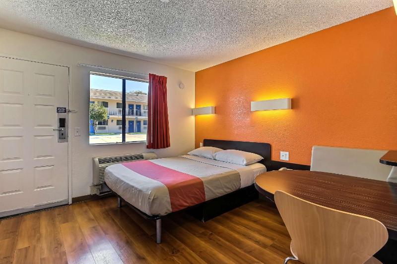 Double Room image 3