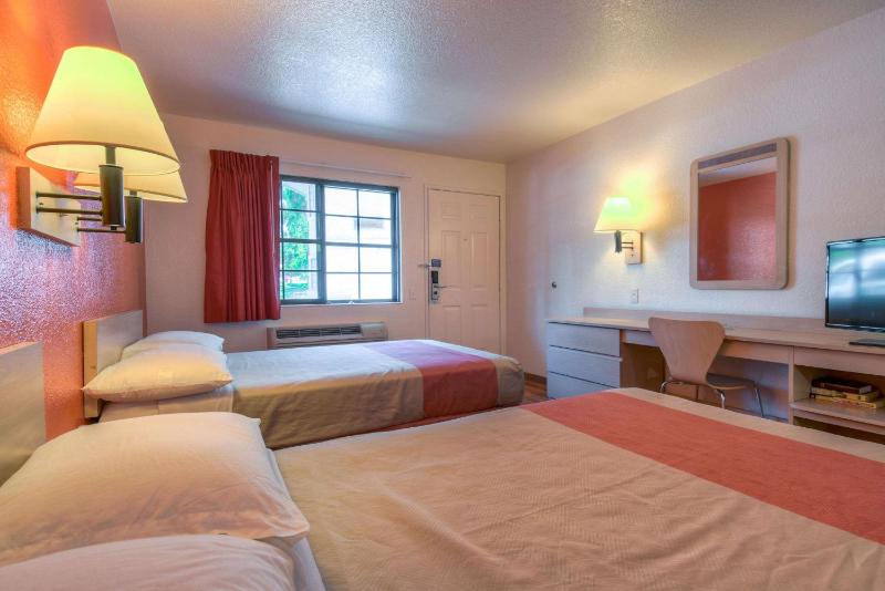Quadruple Room image 4