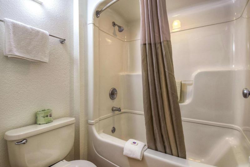 Deluxe Quadruple Room - Non-Smoking image 2