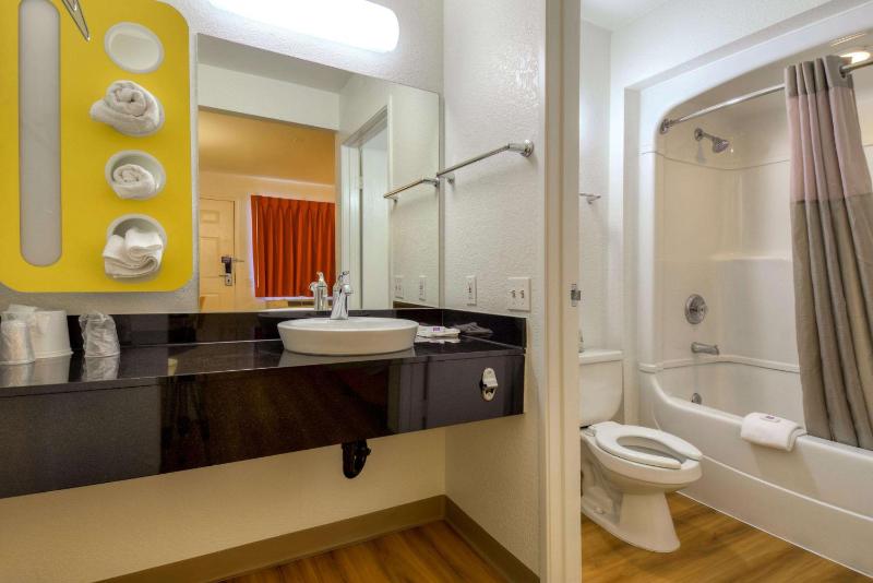 Deluxe Queen Room image 2
