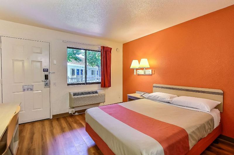 Queen Room image 3