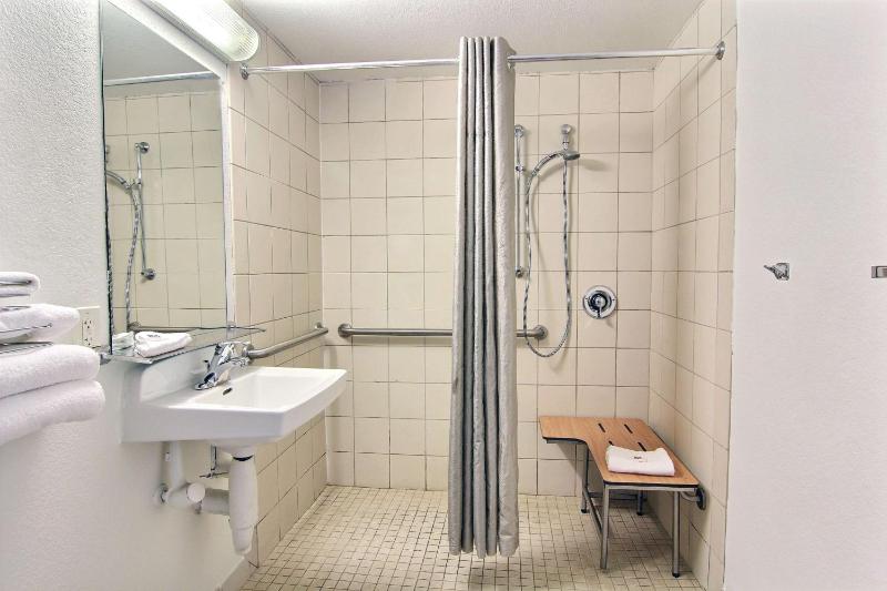 Quadruple Room - Disability Access image 2