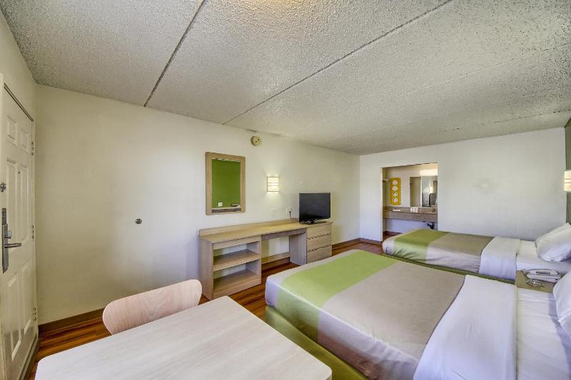 Queen Room with Two Queen Beds - Disability Access image 4
