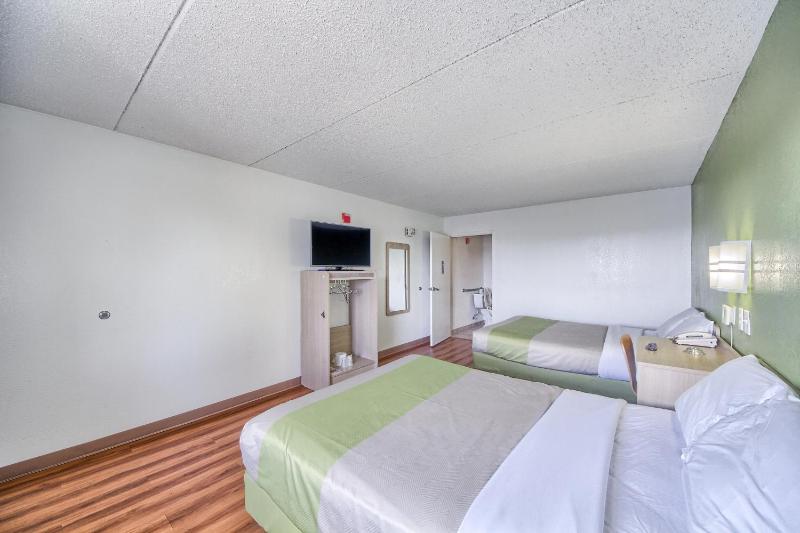 Queen Room with Two Queen Beds - Disability Access image 3