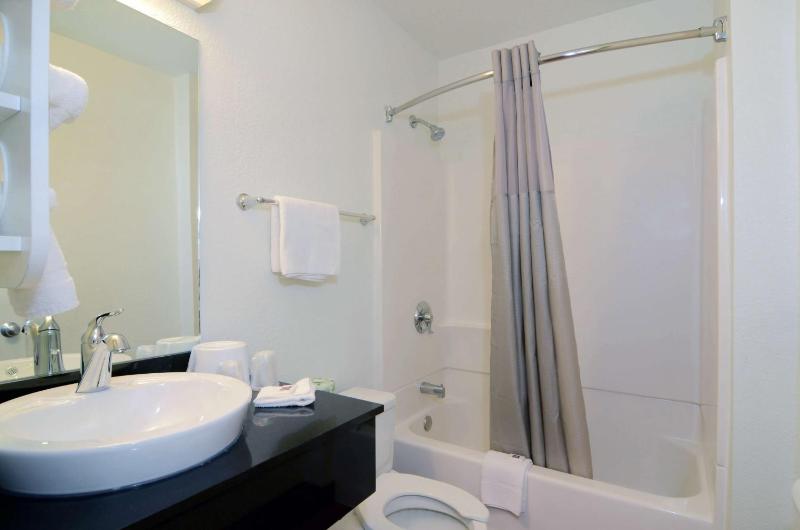 Queen Room image 3