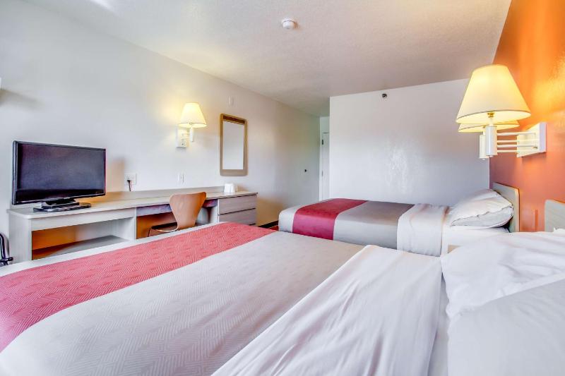 Deluxe Queen Room with Two Queen Beds image 2