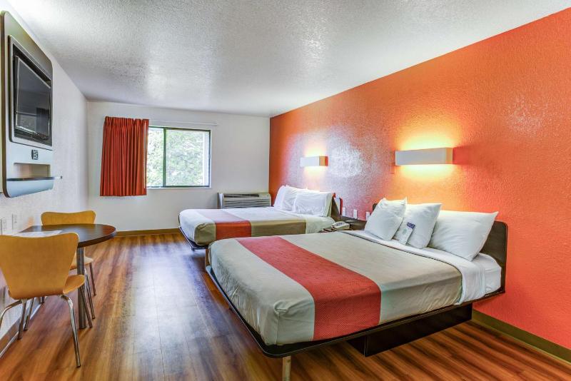 Deluxe Queen Room with Two Queen Beds - Non-Smoking image 3