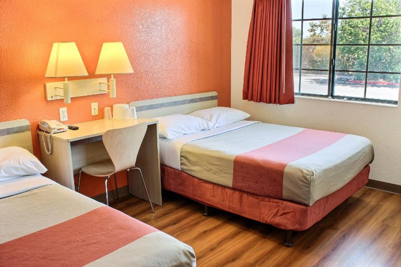 Queen Room with Two Queen Beds - Disability Access image 3