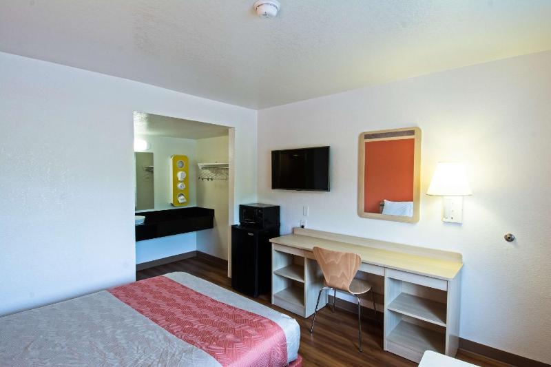 Queen Room - Disability Access - Non-Smoking image 3