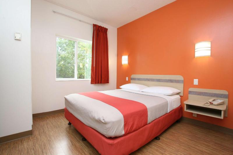 Double Room - Disability Access - Roll In Shower image 3
