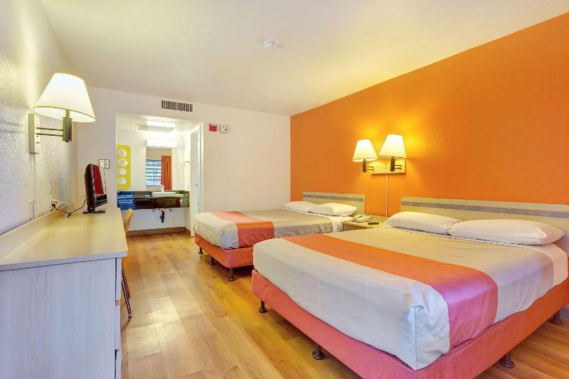 Deluxe Quadruple Room image 1