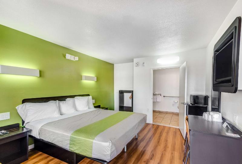 Deluxe King Room - Non-Smoking image 4