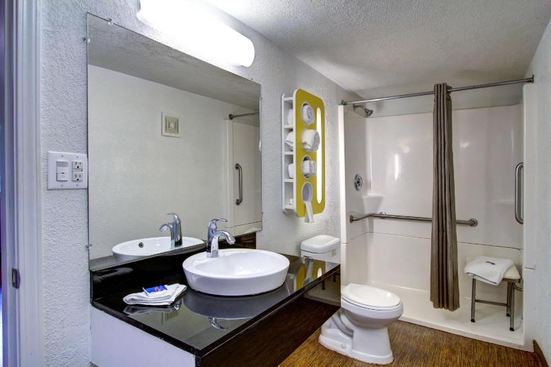 Quadruple Room - Non-Smoking image 2