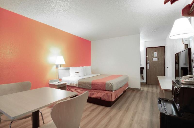 Queen Room - Non-Smoking image 1