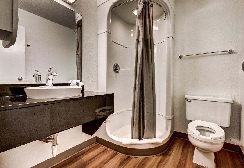 Deluxe Queen Room - Non-Smoking image 2