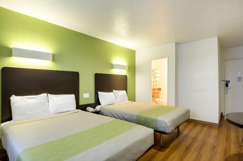 Quadruple Room - Non-Smoking image 4