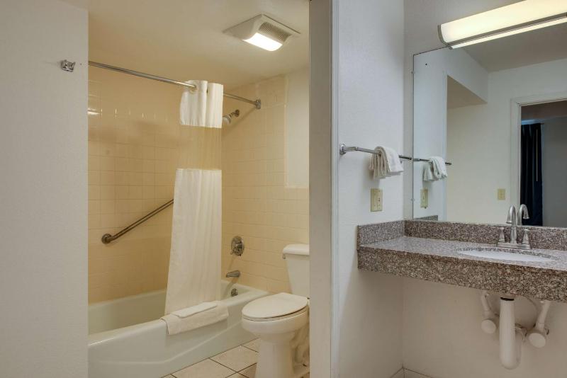 Quadruple Room - Non-Smoking image 2