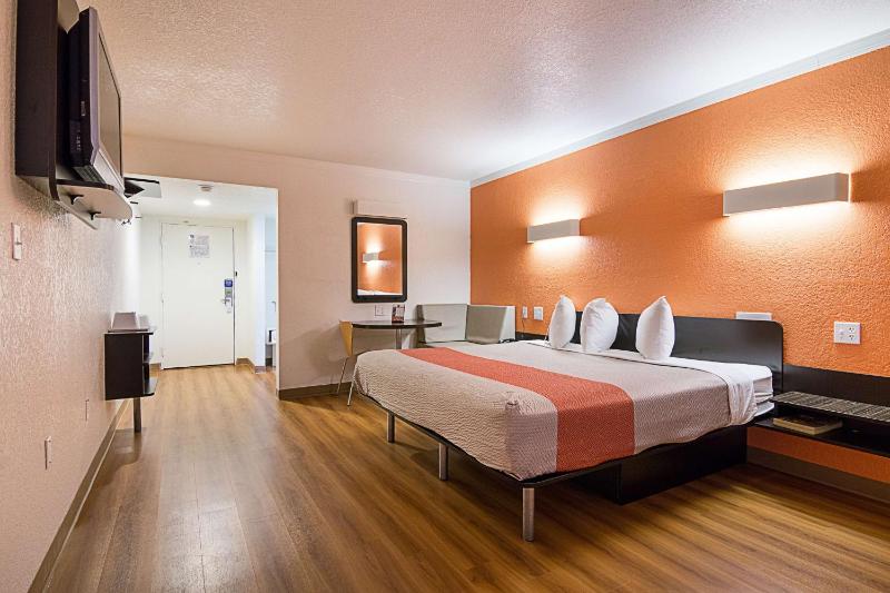 Motel 6 Tampa FL - Fairgrounds - image 48