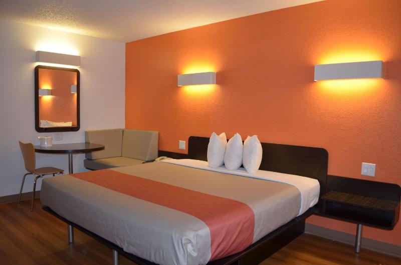 Deluxe King Room - Non-Smoking image 3