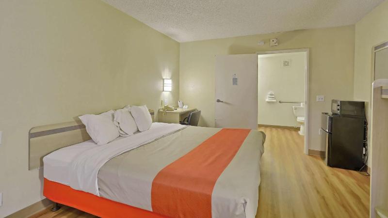King Room - Non-Smoking image 4