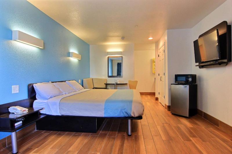 King Room - Non-Smoking image 3