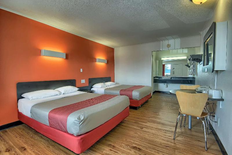 Queen Room with Two Queen Beds - Non-Smoking image 3