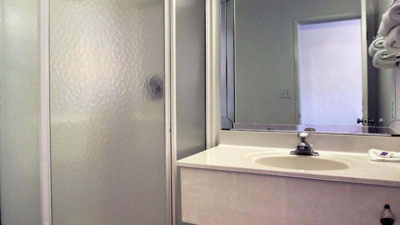 Queen Room - Non-Smoking image 3