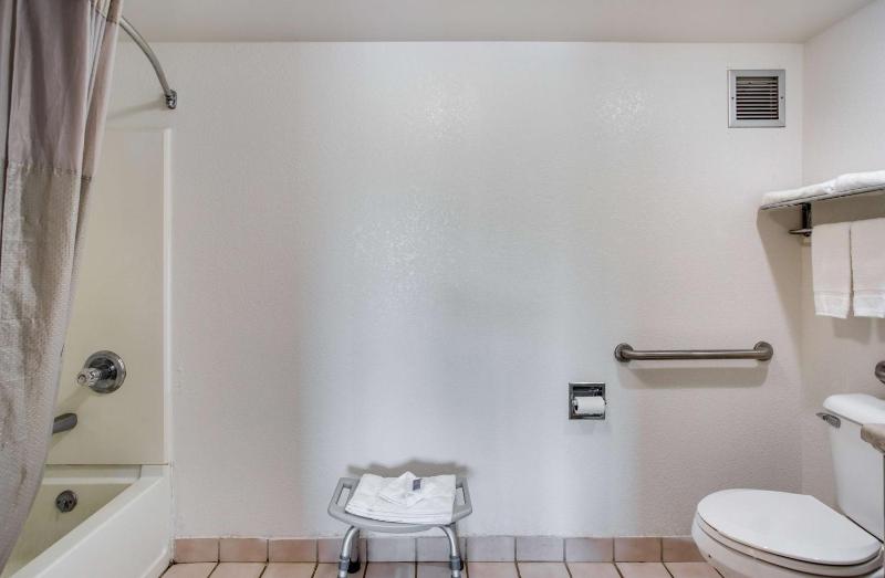 Queen Room - Disability Access/Non-Smoking image 2