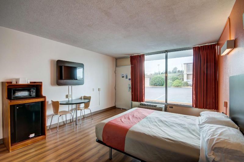 Deluxe King Room - Non-Smoking image 3